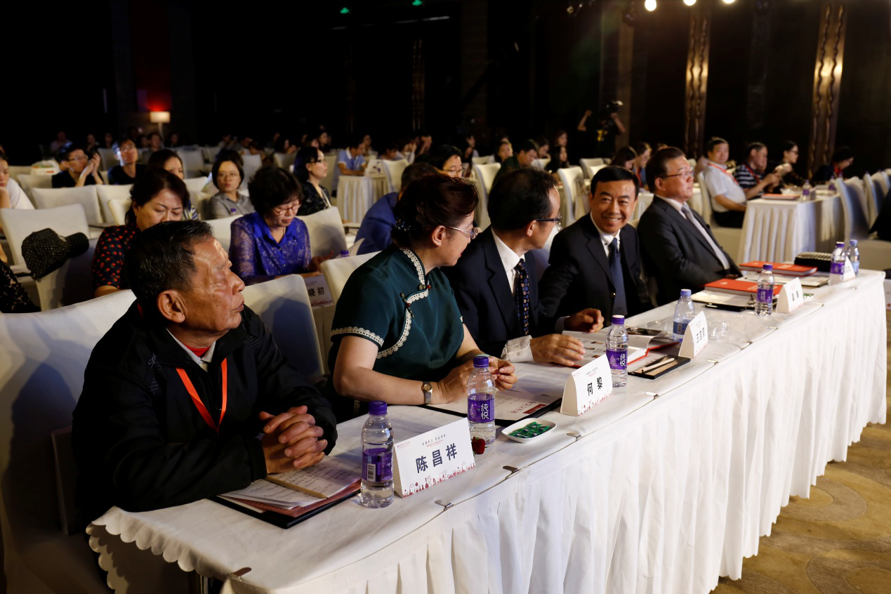 600万人次的口碑传奇:薇诺娜发布医学护肤品红宝书
